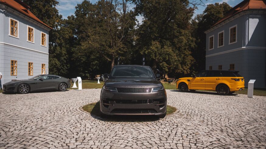 Dajbych předvedl britské vozy na zámku, a to vč. nového Range Roveru Sport