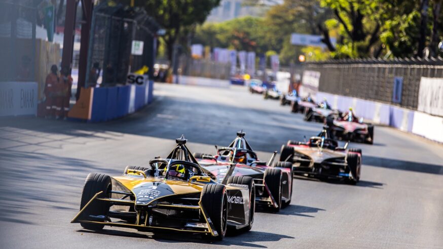 Neuvěřitelná podívaná Formule E v Indii: v napínavém závodě zvítězil J.-É. Vergne z DS