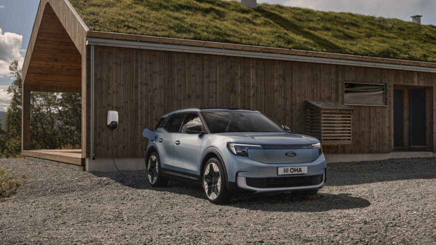 Ford představil nový elektrický Explorer. Sází na futuristický design i obrovský displej