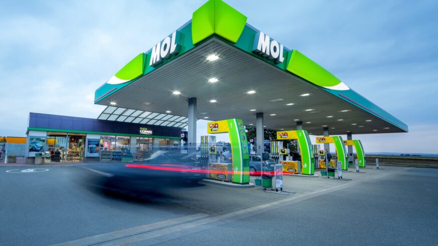 MOL upravil svůj věrnostní program. Nově řidiči ušetří na občerstvení i palivu