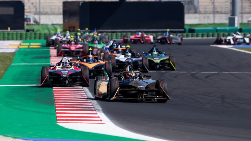 Druhá Misano E-Prix už tak šílená nebyla. Vedení po zběsilé první půlce Rowland neobhájil, vítězí Wehrlein