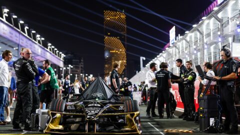Saúdská noc. Moře světel. A trať, která neodpouští. Letošní Jeddah E-Prix je tu a my přímo z místa víme víc, než říkají tiskovky