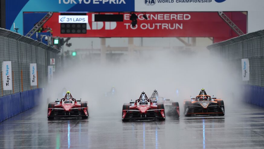 Formule E se vrací do Tokia. Historicky poprvé se japonská metropole rozzáří nočními závody – pro koho to bude výhoda?