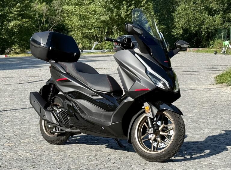Test: Honda Forza 125 vás překvapí | MOTORVIZE.cz