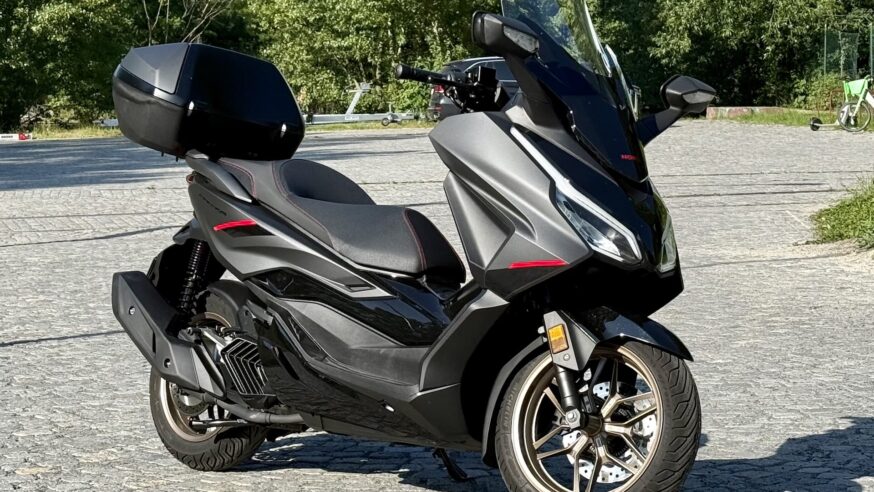 Test Honda Forza 125: Skútr, který chce být „GTčkem“. Ale stačí na to jen 125 cm3 a řidičák na auto?