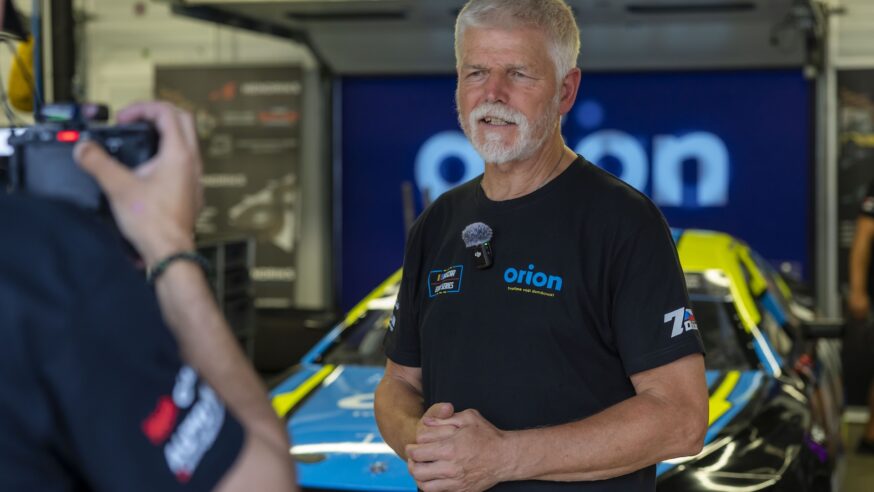 Jako první prezident na světě řídil vůz NASCAR. Petr Pavel se stal jednou z hvězd závodního víkendu na autodromu Most