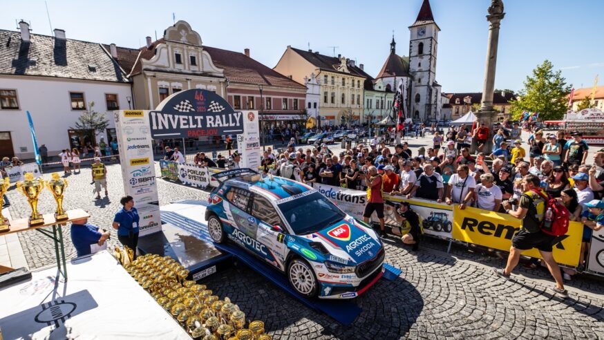 Rally Pačejov jako velký příběh: nostalgie i havárie, především ale dechberoucí tempo a Kopeckého 11. titul