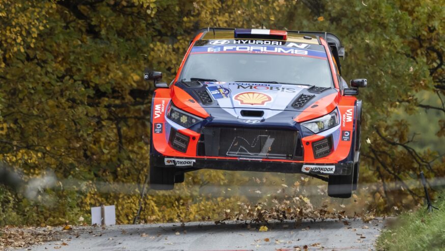 Šumavské zatáčky, blátivý Col de Jan a tisíce fanoušků. Po dvou dnech CER vede Ogier, česká stopa na bedně ve WRC2