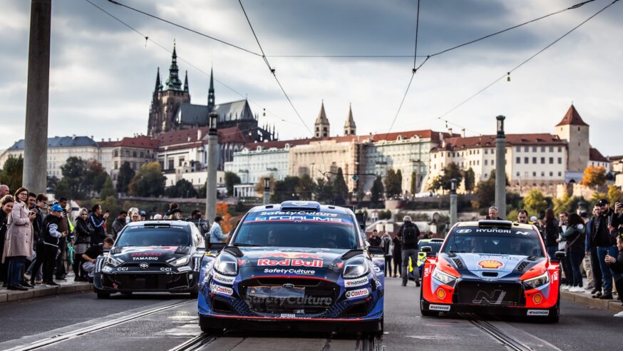 Prahu ovládly vozy WRC! Rallyové speciály projely kolem Karlova mostu. Středoevropská rally startuje již zítra