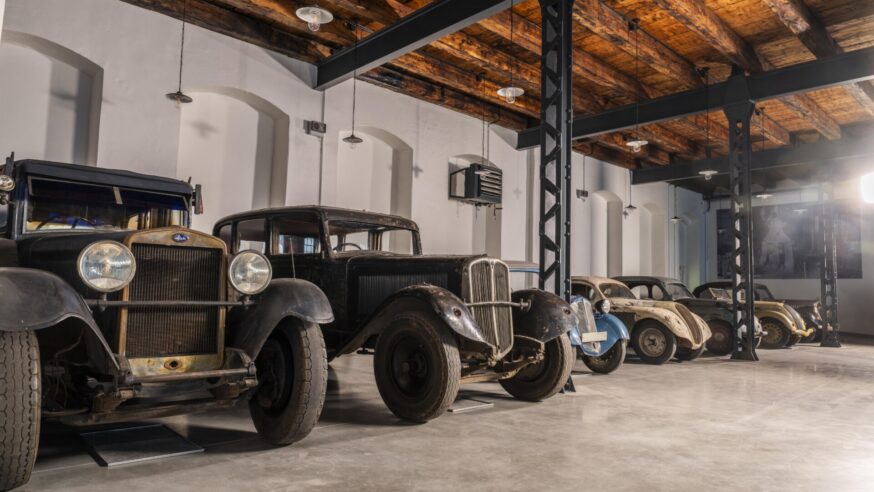 Škoda odhalila „spící krásu“. Historické vozy v šokujícím původním stavu budou k vidění ve Škoda Muzeu už od 1.12.