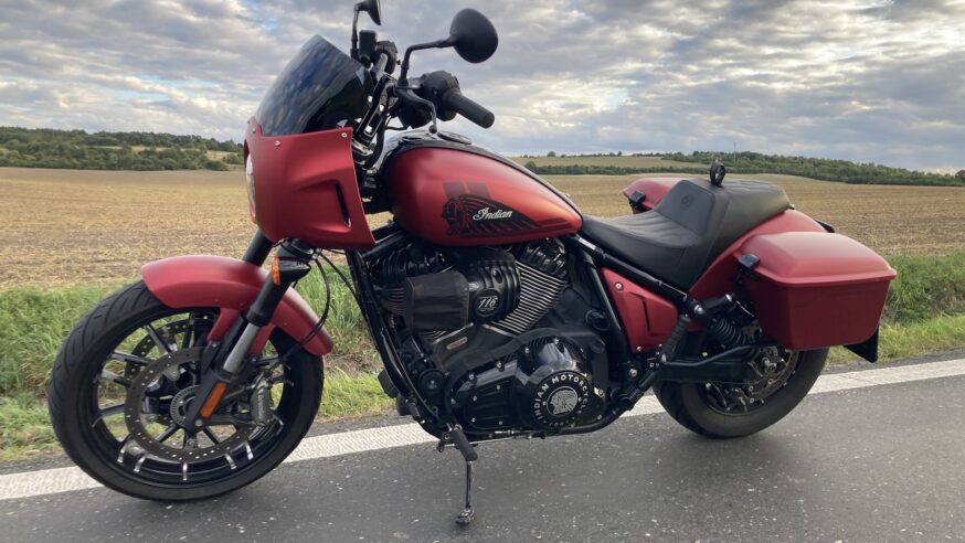 Test Indian Sport Chief RT: kufry, repráky a krouťák, který trhá asfalt