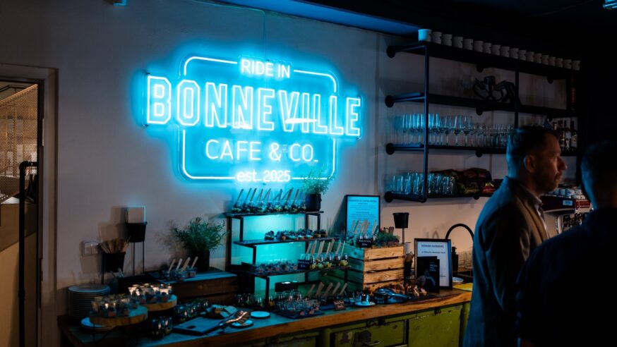 Bonneville Cafe & Co.: Byli jsme u toho, když Triumph otevřel prostor pro všechny milovníky kávy, rumů a vůně benzínu