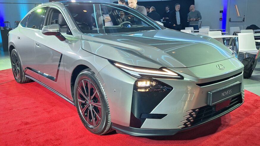Nový Lexus ES mění pravidla hry. Teď přijíždí i k nám – větší, chytřejší a s novým pohonem