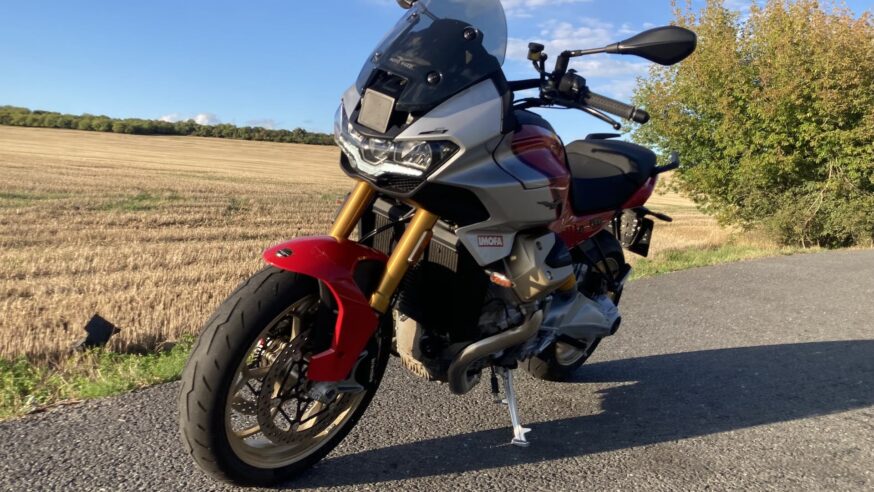 Test Moto Guzzi V100 Mandello S 2025: může italská elegance plná emocí koexistovat se všudypřítomnými moderními technologiemi?