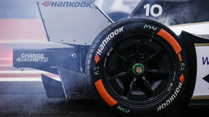 Mýty o celoročních pneumatikách? Hankook v závodech Formule E ukazuje, že jedna guma může zvládnout i extrémy (rozhovor)