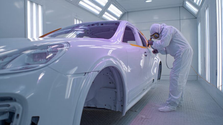 Oprava poškozeného laku: kdy se obrátit na autolakovnu a na co si dát pozor