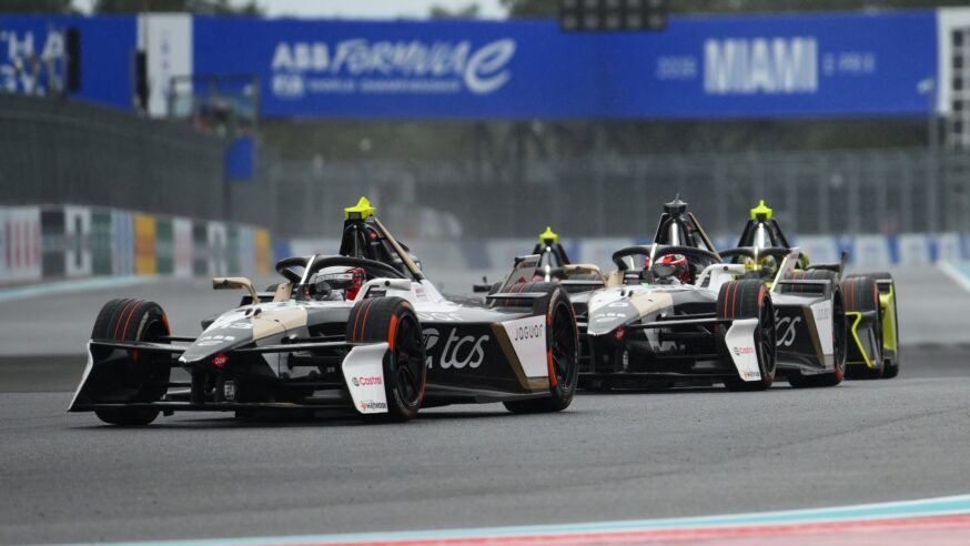 Déšť, chaos a geniální manévr. Miami E-Prix nalezla vítěze až v závěru