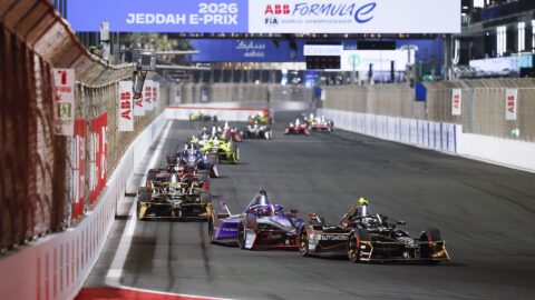 První letošní Jeddah E-Prix rozhodl jediný tah. Wehrlein slaví jubileum, DS přišlo o šanci. Bojovat se ale bude i dnes
