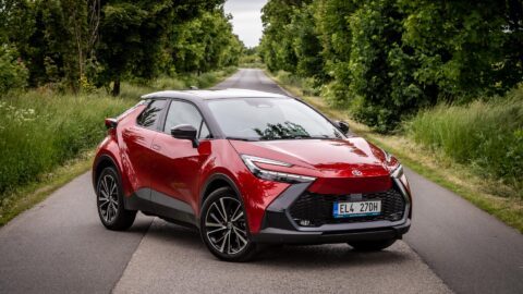 Test Toyota C-HR Plug-in Hybrid: oproti základu nyní jen o 80 tisíc dražší – vyplatí se konečně? A kolik ujede na elektřinu?