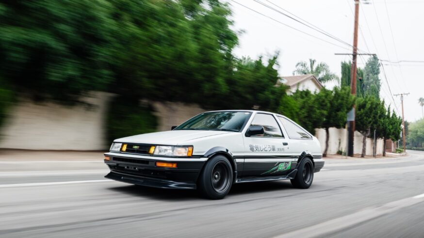 Toyota AE86, kterou miloval celý svět, se vrací. Jenže tentokrát je všechno jinak