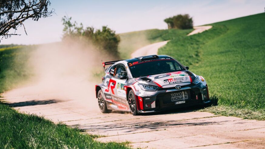 Rallye Šumava Klatovy otevřela sezonu ve velkém stylu. Slunce, prach a Marešův kontrolovaný triumf