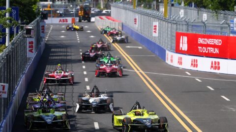 Chaos v tropickém ráji. Sanya E-Prix vyhrál Dennis, Martí předvedl stíhací jízdu a jezdci DS Penske získali ohromujících 20 pozic oproti startu