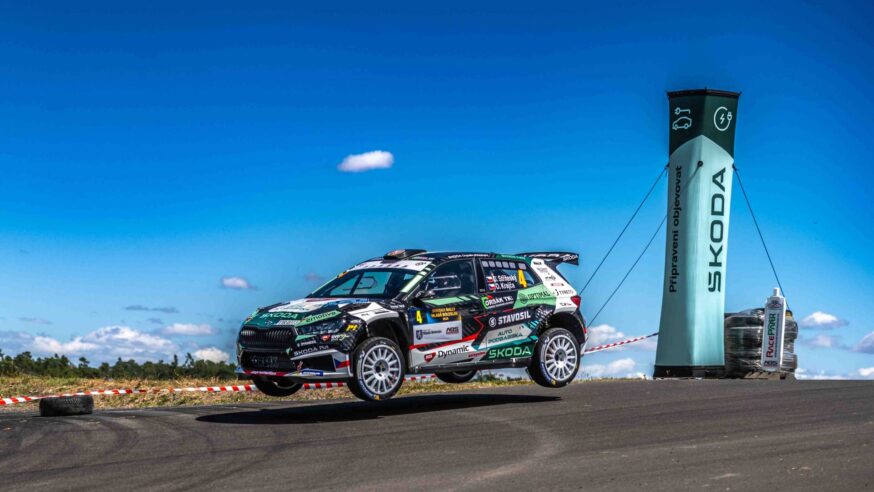 Bohemia Rally znovu ukázala, proč patří mezi vrcholy české sezóny. Nechyběly souboje o desetiny, těžké havárie ani drama až do posledních metrů
