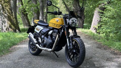 Test Triumph Tracker 400: Čtyřstovka, co jezdí nad svůj objem