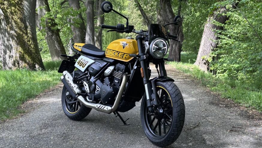 Test Triumph Tracker 400: Čtyřstovka, co jezdí nad svůj objem