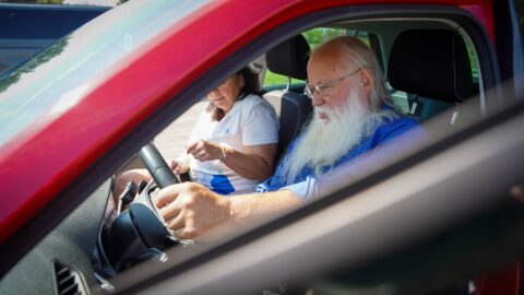 Řidičák mají desítky let, přesto se vracejí do autoškoly. Nový projekt má dodat jistotu za volantem nejen „svátečním“ řidičům