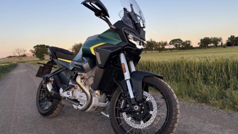Test Moto Guzzi Stelvio ARAS: Tahle Italka je skoro dokonalá. Pak na vás ale začne křičet, že neumíte jezdit. Jde o nový tech standard?