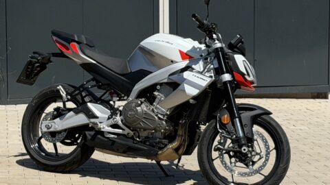 Test Aprilia Tuono 457: malý hrom s velkými ambicemi. Je sportovní DNA vždycky výhodou?