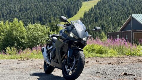 Test: Honda CBR500R E-Clutch (2026) klame tělem. Dost možná je nejkomfortnější sportovní motorkou na trhu