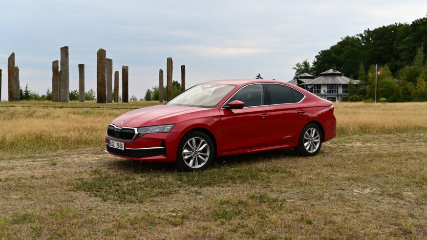 Škoda Octavia slaví 30 let. Jako první jsme vyzkoušeli výroční edici a nejvíc nás překvapila věc, která z aut mizí