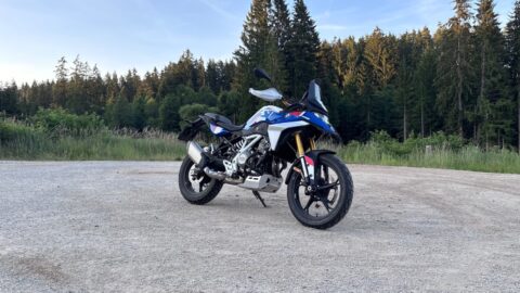 Test BMW F 450 GS Trophy: Nejmenší GS překvapilo víc, než jsme čekali – zvládne začátečníka, okresky i cestu mimo asfalt