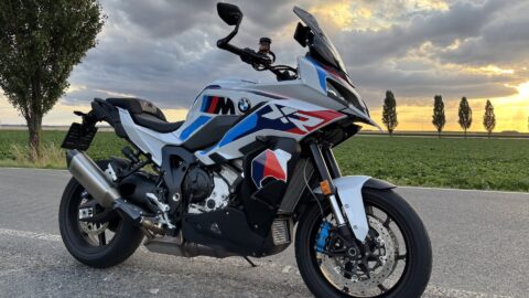 Test BMW M 1000 XR 2026: Tohle BMW je naprosté šílenství. Má motor ze superbiku, 201 koní a pohodlí cestovní motorky