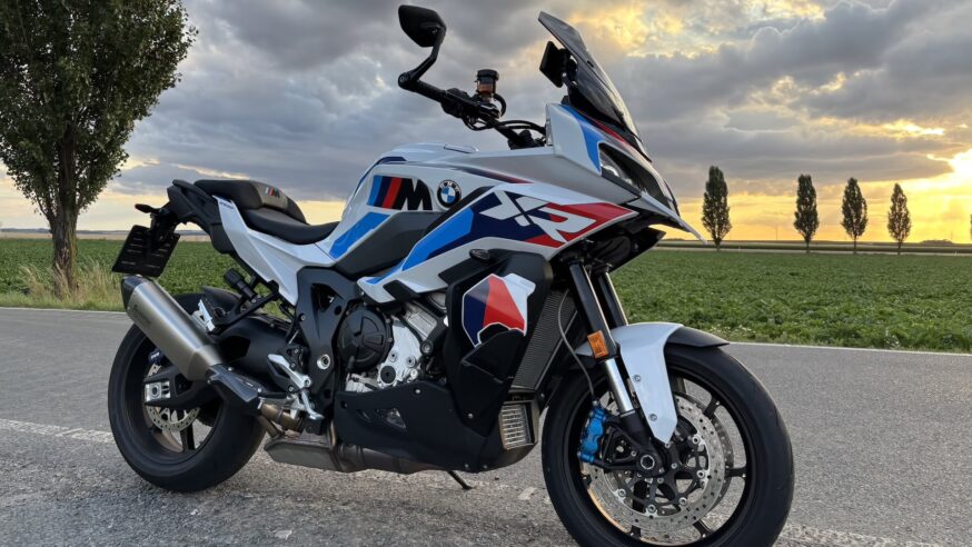 Test BMW M 1000 XR 2026: Tohle BMW je naprosté šílenství. Má motor ze superbiku, 201 koní a pohodlí cestovní motorky