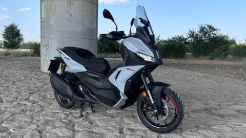 Test: Aprilia SR GT 400 překvapila i mimo asfalt. Vypadá jako skútr, jede jako motorka