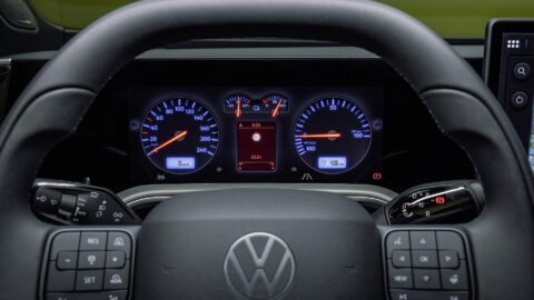 Budíky jako z devadesátek v novém autě za milion. Volkswagen u novinky, kterou právě uvádí na trh, vsadil na nostalgii